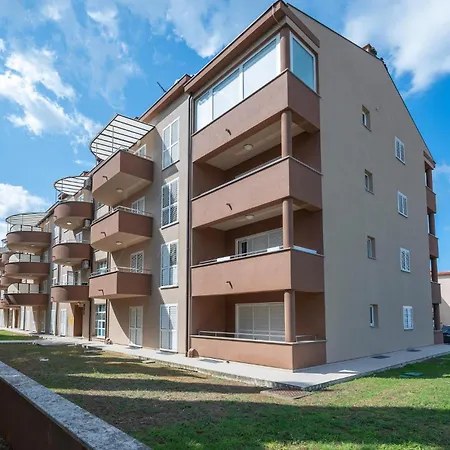 Apartman Cozy In With Wifi Fažana